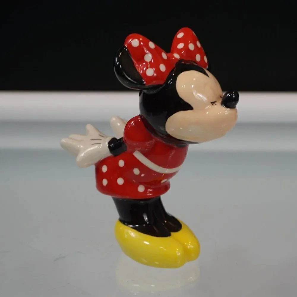 Disney minnie kissing